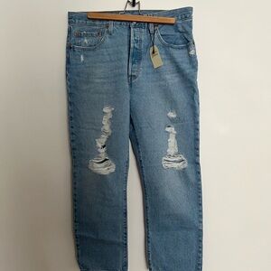 NWT Levi’Women’s Blue Distressed Jeans